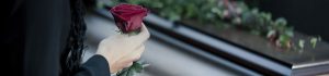 Porgere una rosa - Gesa Impresa Funeraria Internazionale